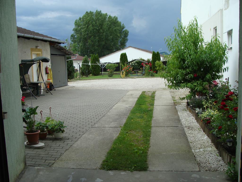 Hugi Panzio Hotel Nagykanizsa Exterior foto