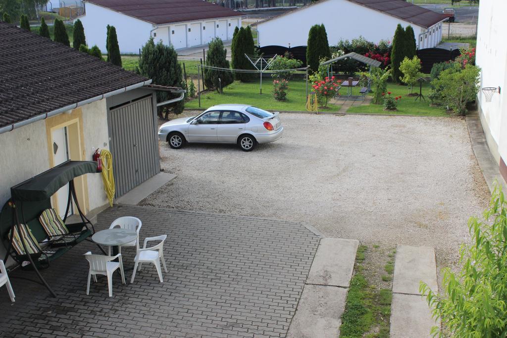 Hugi Panzio Hotel Nagykanizsa Exterior foto